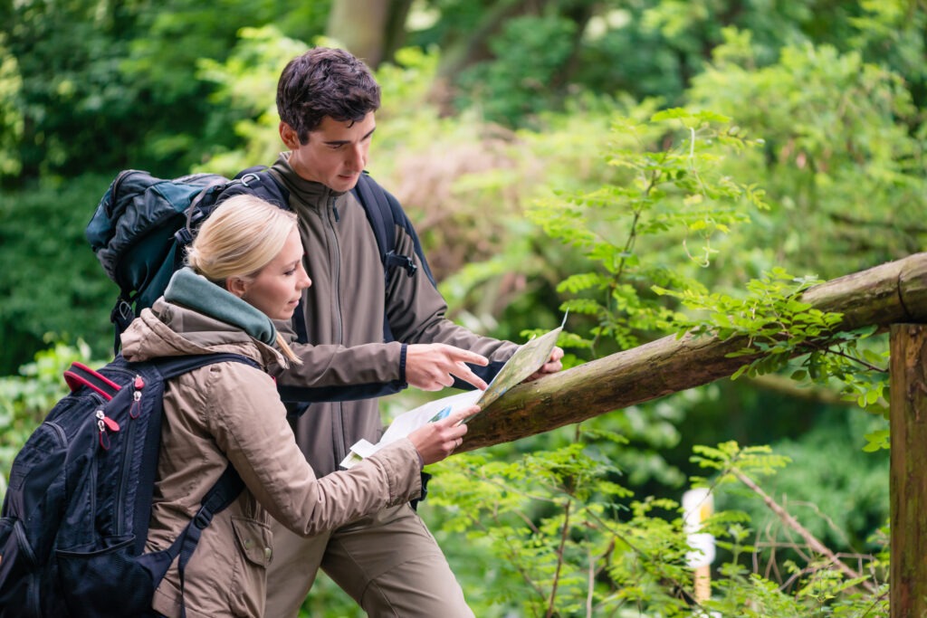 Junge Wanderer orientieren sich anhand der Wanderkarte
